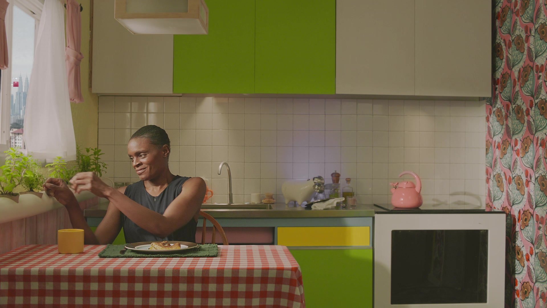 Still from Remote, Mika Rottenberg and Mahyad Tousi (2022). © Mika Rottenberg and Mahyad Tousi. Courtesy the artists and Hauser & Wirth